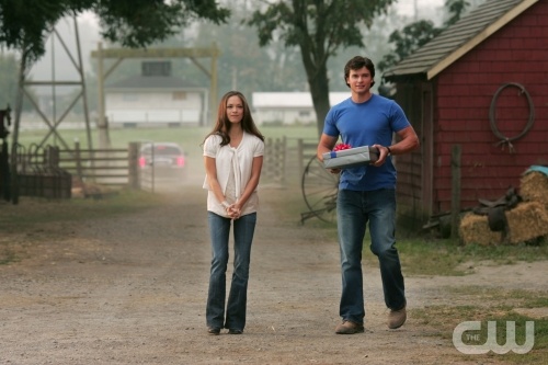 TheCW Staffel1-7Pics_200.jpg - "Action"--  Pictured (L-R)  Kristin Kreuk as Lana Lang and Tom Welling as Clark Kent  in SMALLVILLE, on The CW Network.  Photo: Michael Courtney/The CW © 2007 The CW Network, LLC. All Rights Reserved.